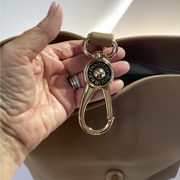 Dooney & Bourke Logo Lock Sac all leather Carmel purse, NWT - Picture 12 of 16